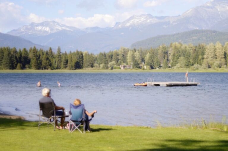 Dvije osobe na jezeru