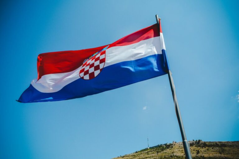 Hrvatska zastava na moru