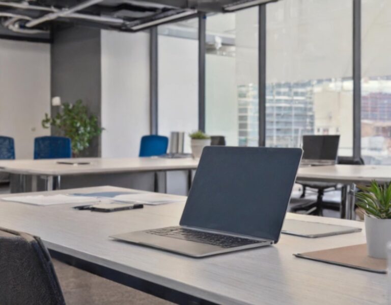 Laptop u velikom uredskom prostoru