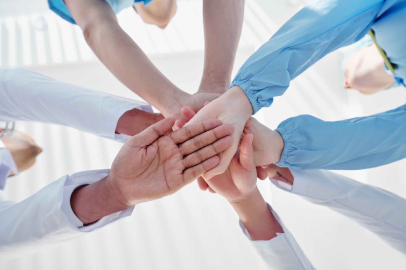 Ruke složenih- edna na drugu